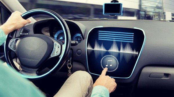 escuchar musica en el auto