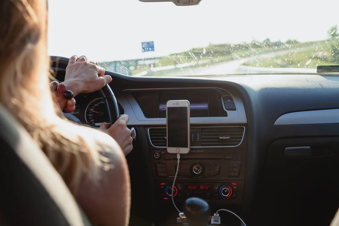 ¿Es posible usar el celular de forma segura en tu vehículo?